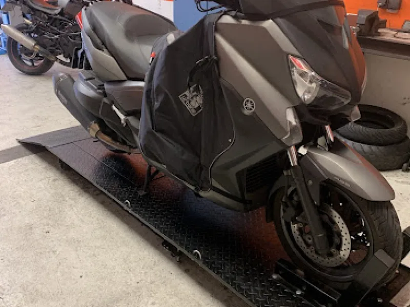 Motoren en scooters in de showroom