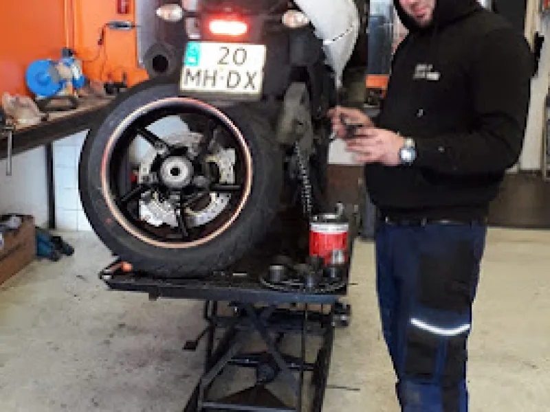 Omer aan het werk in de werkplaats